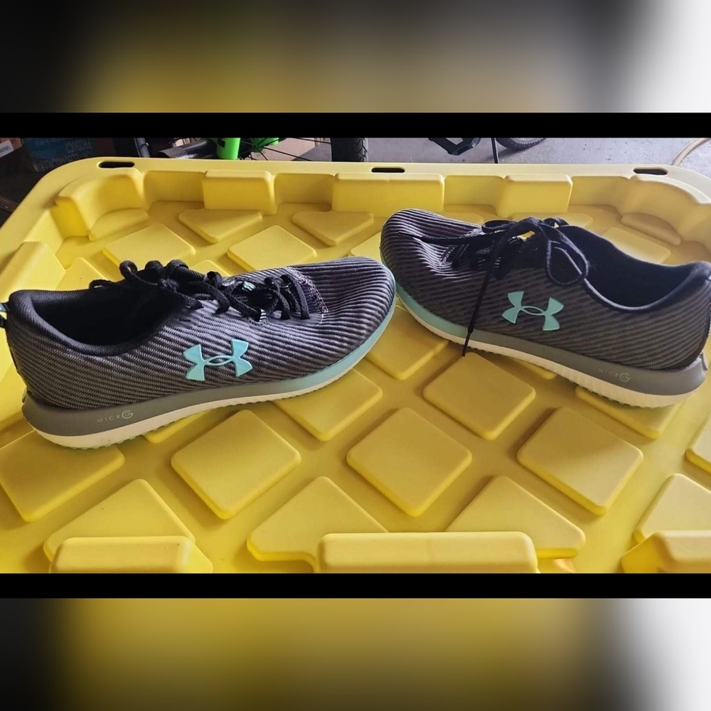 Womens UA shoes new cond